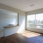 Excelente apartamento com 2 dormitórios, sendo uma suíte. Você pode contar também com um amplo living estendido, cozinha americana, área e serviço/lavanderia, banheiro social e uma vaga de garagem.&lt