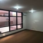 Sala Comercial | Moinhos de Vento | Aluguel | Vaga Estacionamento&lt;BR&gt;&lt;BR&gt;Excelente sala comercial com cerca de 87,25m² privativos, split e lavabo. Localizada no segundo andar, de fundos e 