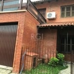 Casa de 3 dormitórios no bairro São João, com 140m², 2 suítes, sala, cozinha ampla, lavanderia, churrasqueira. Possui 2 pisos e ótima sacada, vaga coberta para 1 carro. Próxima ao Bourbon Assis Brasil