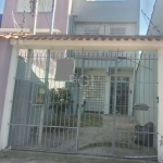 CASA RESIDENCIAL ou COMERCIAL - com dois pavimentos, 4 salas, ótima para consultório dentário  ou  escritório. Terraço com churrasqueira, ótima vista. Tem 1 vaga de garagem.&lt;BR&gt;Precisa de reform