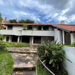 Casa na Av Guaiba, 5 quartos, c/ 3 suítes, 1 banheiro social, mais uma sala de estar living c/ lareira, sala, dependência, cozinha, salão de festas c/ churrasqueira.