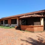 Vende ótima casa residencial ou comercial localizada em rua tranquila na Vila Assunção. Casa em terreno de 957m² (611m² construídos), 5 dormitórios, sendo 3 suítes. Amplo living com 4 ambientes e lare