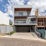 Casa em condomínio com projeto diferenciado, Steel Frame é um conceito de tecnologias limpas e métodos de construção contemporâneos, leves e rápidos. O imóvel possui 03 dormitórios, sendo 01 suíte com