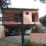 Linda casa no bairro Belem Velho,  com ótima localização, com 3 dormitórios grandes, sendo um no andar superior com sacada frontal, 2 banheiros, sendo um em cima, living conceito aberto,  duas cozinha