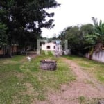 Casa de dois dormitórios, praticamente  um sítio. &lt;BR&gt;Peças amplas,  sala de dois ambientes bons, banheiro com água quente.&lt;BR&gt;Garagem fechada com portão automático.&lt;BR&gt;Portão extern