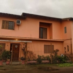 Casa com terreno de 20x15  composta por dois pavimentos.&lt;BR&gt;Pavimento inferior composto por uma sala  um amplo dormitório  cozinha bem arejada e ampla e banheiro.&lt;BR&gt;Pavimento superior, co