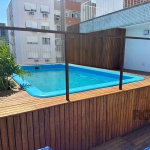 Cobertura duplex no bairro Menino Deus, excelente localização próximo ao Zaffari e Shopping Praia de Belas. Conta com 3 dormitórios, sendo 2 suítes, 3 banheiros, área gourmet com churrasqueira, lareir