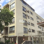 Apartamento  (112,50 m²) de FRENTE 3 dormitórios sendo um suíte, living 2 ambientes com sacada,  banho social , cozinha com área de serviço separada, dependência e wc auxiliar. &lt;BR&gt;Aquecedor a g