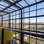 Luagge aluga andar comercial com aproximadamente 680m² privativos, localizado no 4º pavimento, com cozinha, churrasqueira, banheiros masculino/feminino e com uma vista incrível para o Guaíba e para o 