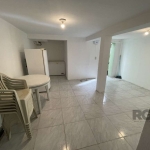 Casa em condomínio com  3 dormitórios (sendo 1 suíte),  living para 02 ambientes em porcelanato com lareira,  piso em laminado, lavabo, cozinha com teto de vidro, sala de jantar, 4 banheiros e sótão.&