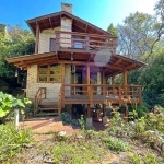 Excelente casa mista de madeira nobre, com vista fantástica para a cidade, localizada na parte alta do Morro da Apamecor. A casa possui 3 dorm, 1 suite, 2 banheiros, cozinha, vaga p 3 carros pequenos,