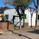 casa está disponível para venda na Rua Coronel Neves, no bairro Medianeira, em Porto Alegre. Com área privativa de 100m² e total de 230m², oferece um espaço amplo para viver e criar momentos inesquecí