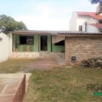 CASA 2 DORMITÓRIOS BAIRRO ESPÍRITO SANTO, ZONA SUL DE PORTO ALEGRE - Linda casa com 2 dormitórios, living 2 ambientes, cozinha ampla, banheiro social,&lt;BR&gt;área de serviço fechada com banheiro, ga