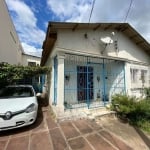 Trata-se de uma casa padrão com 2 dormitórios, um banheiro social, um hall de entrada e um amplo living com 2 ambientes. Ela também possui uma cozinha e uma área de serviço externa coberta. O pátio of