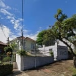 Casa 3 dormitórios,  1 vaga de garagem ampla e coberta.  Possui edícula com 3 peças. Espaço com churrasqueira e dispensa. Área total de  484m².&lt;BR&gt;Aceita financiamento.&lt;BR&gt;Próxima ao shopp