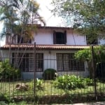 Casa no Bairro Pedra Redonda, Zona Sul de Porto Alegre, com 4  Dormitórios sedo 1 Suíte, Living  3 ambientes,  lareira, cozinha, banheiro social, banheiro auxiliar, área de serviço, pátio na frente e 