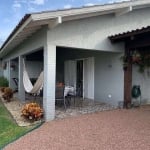 Descubra o charme desta casa encantadora, onde a elegância se une ao conforto. Com uma linda varanda e um amplo hall de entrada, este lar oferece o espaço perfeito para receber amigos e familiares. Co