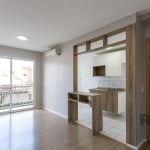 Apartamento para locação no bairro Tristeza com aproximadamente 54m² de área privativa, piso laminado, 02 dormitórios sendo 01 suíte, living 02 ambientes com estante split e sacada, cozinha americana 