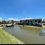 Descubra esta incrível casa em condomínio no Murano, Fase 3, situada na Avenida do Mar KM 37, em Capão da Canoa. Com uma localização privilegiada no bairro Araçá, você estará perto de diversas opções 