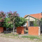 Casa com 3 dormitórios, muito aconchegante no bairro Vila Assunção com 220m² , localização maravilhosa, uma gostosa praça com árvores frutíferas em frente a casa.  No primeiro pavimento, living estar 