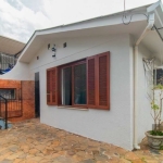 Casa ampla com 3 dormitórios, sala com lareira, cozinha mobiliada (móveis fixos), banheiro, vaga de garagem, depósito, pátio amplo com quiosque coberto com churrasqueira. Ficam 02 aparelhos de ar cond