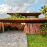 Esta espetacular casa à venda no Condomínio Cellebration, em Xangri-Lá, oferece uma experiência de vida luxuosa e confortável. Com cinco dormitórios, todos eles suítes, esta residência proporciona pri