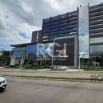 Sala comercial para locação no bairro Teresópolis, com aproximadamente 29,80m²  de área privativa, 01 banheiro. Portaria 24hs, elevadores, sala de reuniões, auditório, recepção e catracas. Localizado 