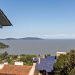 Excelente casa com a mais deslumbrante vista do Guaiba, não estamos exagerando.&lt;BR&gt;Imóvel em níveis com lances curtos de escada, living com sacada vista panorâmica do rio, integrado a grande cop