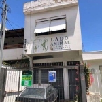 Casa de dois pisos no Menino Deus. No térreo pode ser utilizado para comércio ou residência. Possui 2 dormitórios, dois banheiros, um lavabo, área de serviço e um terraço. Localizado no miolo do Bairr