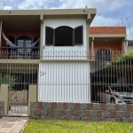 Ótima casa, construída com materiais de alta qualidade,  quarto com sacada, porcelanato na sala, cozinha e demais peças, lindo piso em parquet, garagem, situada num dos melhores locais da Restinga.&lt