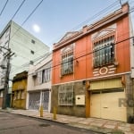 Essa casa única do ano de 1930 no Centro Histórico de POA  tem muito charme e personalidade, e  a combinação de elementos rústicos com detalhes em madeira e aconchego dão ao sobrado um charme especial