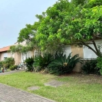 Casa em condomínio à venda em Xangri-Lá, localizada na Avenida Central, Centro. Com 2 dormitórios, sendo 1 suíte, 1 banheiro social, 2 vagas de garagem. Infraestrutura de frente. Área privativa de 121