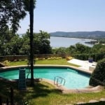 Lindíssima casa no bairro Espírito Santo. Linda vista para o bairro Ipanema e rio Guaíba, muito verde e jardins, uma piscina com vista para o rio, quiosque com churrasqueira, área com horta, atelier, 