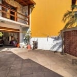 Casa 04 dormitórios, Garagem, Porto Alegre/RS.   &lt;BR&gt;Casa de 4 dormitórios com 216m² de área construída no Bairro Medianeira, são 2 casas mesmo terreno, uma de 137m², 2 dormitórios e dependência