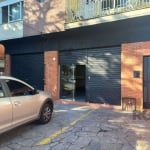 Vendo Loja comercial localizada no bairro Vila Ipiranga, com 190,46m². Imóvel com 02 dormitórios, 02 banheiros, localizado próximo a academias, bares, lanchonetes, restaurantes, supermercados, agência