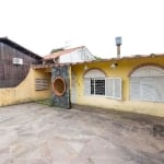 Casa de alvenaria, três dormitórios, sendo uma  suíte com banheira, living para dois ambientes com ar condicionado e lareira, ventilador de teto, cozinha com balcão, banheiro social, área de serviço c