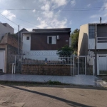 Ótima casa, em excelente estado de conservação, constrída com madeira jatobá, constituida por 3 dormitórios, sendo um deles 1 suíte, 2 banheiros(1 social e o outro da suíte), sala ampla com porta dupl