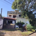 Casa de esquina no bairro Cavalhada, com 3 pisos, 5 dormitórios, 4 banheiros, 2 salas, cozinha, terraço com ótima vista vagas de garagem coberta e descoberta, terreno com escritura, ótima localização,