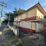 Vende-se casa com pátio, 2 dormitórios, banheiro social, living e cozinha, banheiro auxiliar, lavanderia, espaço para churrasco, depósito, dependência de empregada, pátio com uma casa nos fundos, vaga