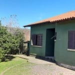 Ótima casa à venda na Zona Sul de POA/RS | O imóvel conta com 3 dormitórios sendo 1 suite, sala ampla de estar e jantar, cozinha ampla com bancada e fogão, escritório que pode ser quarto), banheiro e 