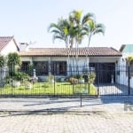 Ótima  casa térrea de 3 dormitórios, 1 suíte,  na zona sul de Porto Alegre em loteamento residencial no bairro Guarujá, a casa dispõem 2 ambientes com ar, lavabo, sala de jantar com cozinha  3 dormitó