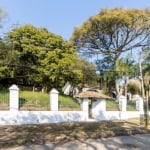 Casa na parte alta de Belém Novo , Morro do Veludo, construída em terreno de 40x80,  com  3 dormitórios, sendo 1 suíte,  sala com  lareira e bar, além de varanda com jardim de inverno, cozinha, depend