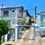 Excelente casa em condomínio no bairro Vila Conceição, com 3 quartos, sendo 1 suíte. O imóvel possui um sotão com lareira e uma vista panorâmica deslumbrante, que pode ser transformado em um dormitóri