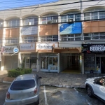 Loja comercial para locação no bairro Tristeza, com aproximadamente 113m² de área privativa, piso cerâmico, frente/lateral, com mezanino, 01 banheiro, vitrine envidraçada em toda extensão da loja. Loc