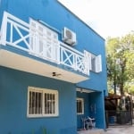 Linda casa em condomínio, no bairro Vila Nova, três pavimentos, com 116m² privativos, 02 dormitórios, sendo uma suite, lavabo, 01 banheiro social, living 2 ambientes, cozinha com armários e balcão, ár