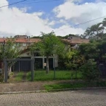 Casa térrea, hall de entrada em mármore, living para 3 ambientes com lareira, sala de jantar, sala de almoço, estar íntimo, lavabo e escritório. Cozinha bem ventilada dependência de empregada completa