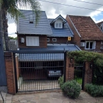 Casa no bairro Jardim Isabel com 3 dormitórios, sendo 1 suíte com closet, living para dois ambientes, cozinha com ilha e aquecimento de piso, lavabo, despensa, área de serviços com banheiro auxiliar, 