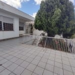 Em excelente localização, entre Bairros Menino Deus e Azenha, casa térrea, terreno em aclive, com  3 dormitórios,  living 2 ambientes,  banheiro social e auxiliar, lavanderia, 2 cozinhas e sala de jan