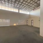 Loja comercial para locação com aproximadamente 890m².&lt;BR&gt;&lt;BR&gt;Localizada no bairro São João, próximo ao Aeroporto Internacional Salgado Filho e Av. Sertório.&lt;BR&gt;&lt;BR&gt;Agende sua 