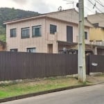 São 2 casas dentro do terreno, uma delas de madeira ainda habitável. &lt;BR&gt;Casa com 136,47m² privativos, no bairro Guarujá. A construção tem boa distribuição.&lt;BR&gt;Localizada na Rua Agenor Men